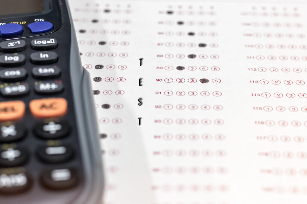 科学计算器在纸上的计算机表与测试文本