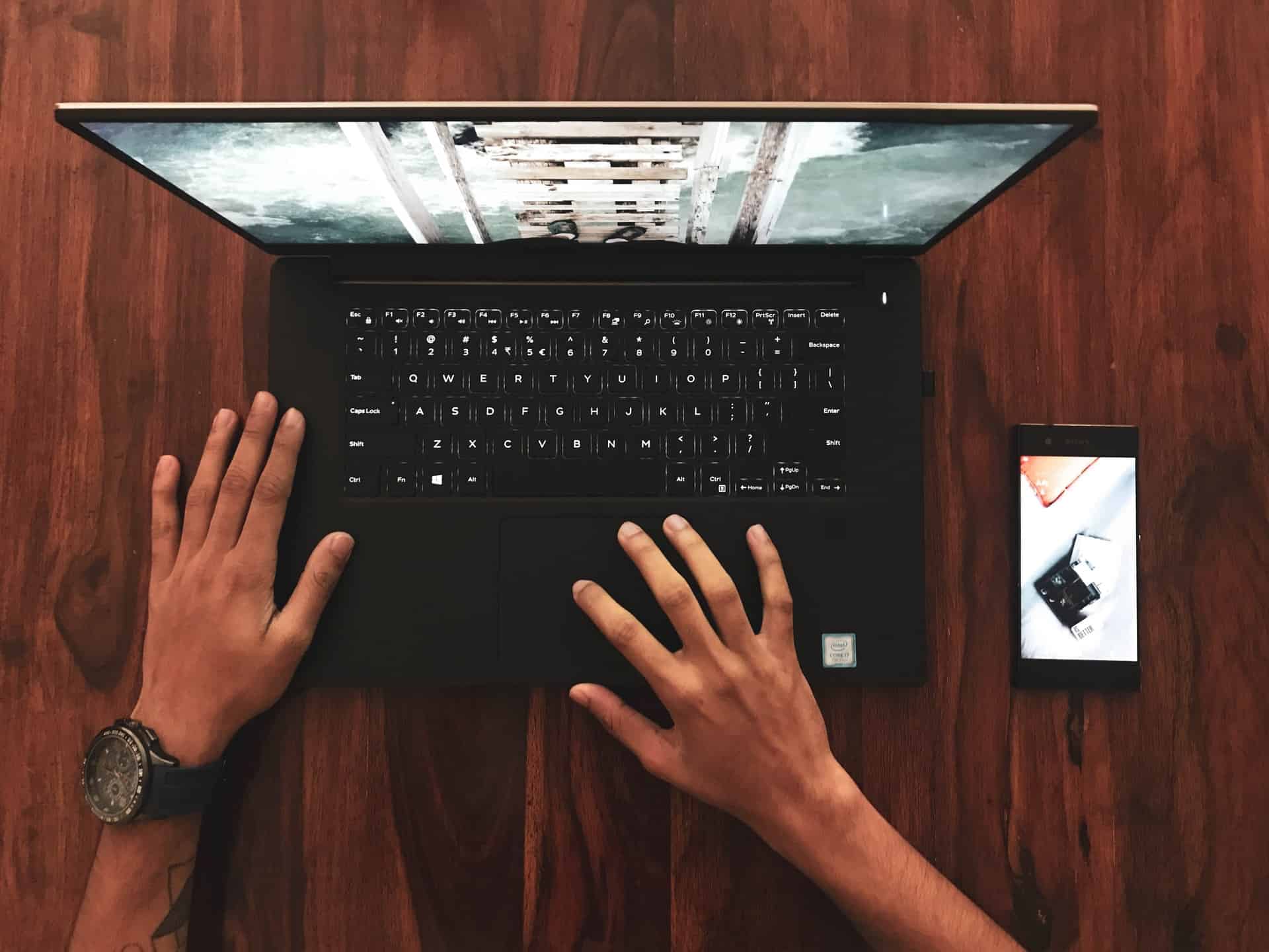 How to Stop Getting Distracted While Studying - Featured Image