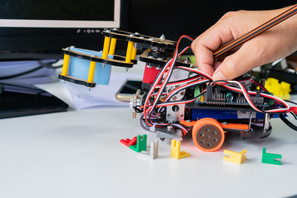 教师学习准备在Stem教育机器人中注意到基于项目的学习，用于学习计算机校园教学教室的学生，回到学校