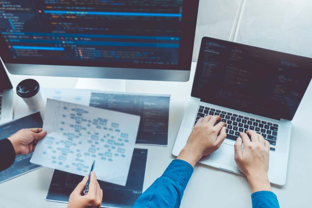 开发程序员团队开发网站设计和编程技术工作在软件公司办公室