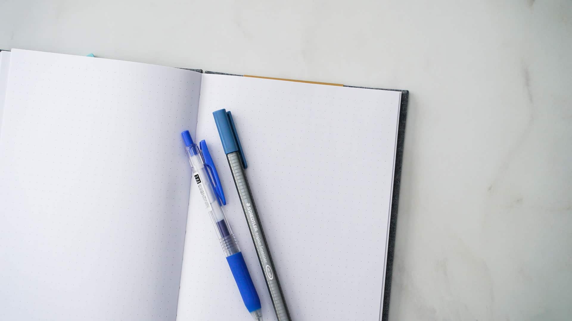 有蓝色笔的笔记本上它 -  qce过去的纸特精选图像